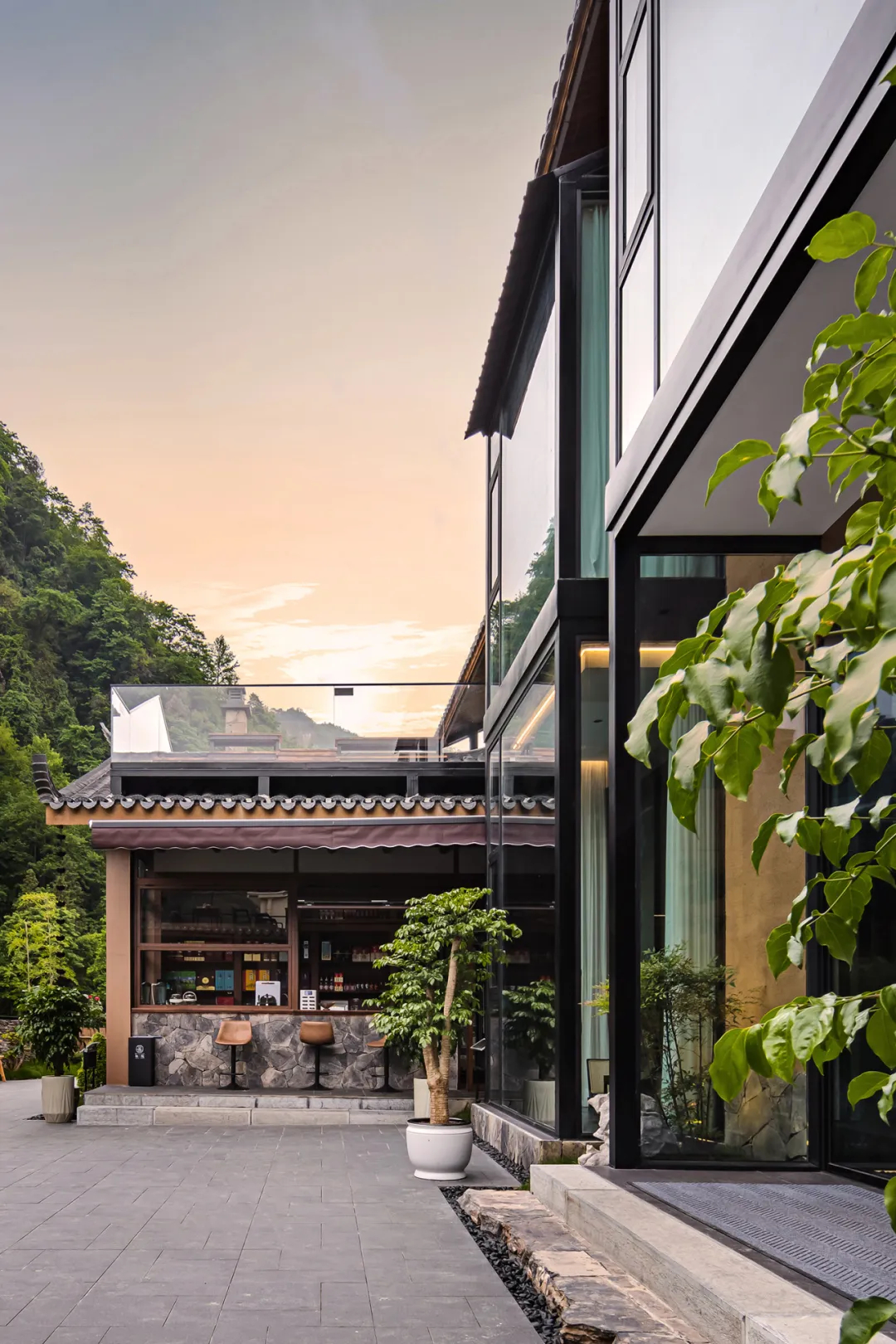 東方美學(xué)  五峰如院庭院餐廳裝修設(shè)計(圖2)